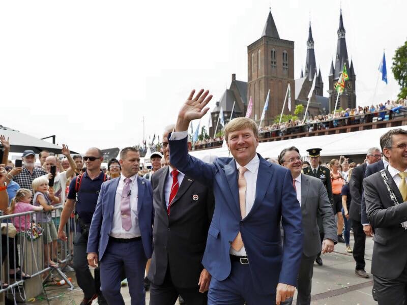 The king on the pontoon bridge in Cuijk